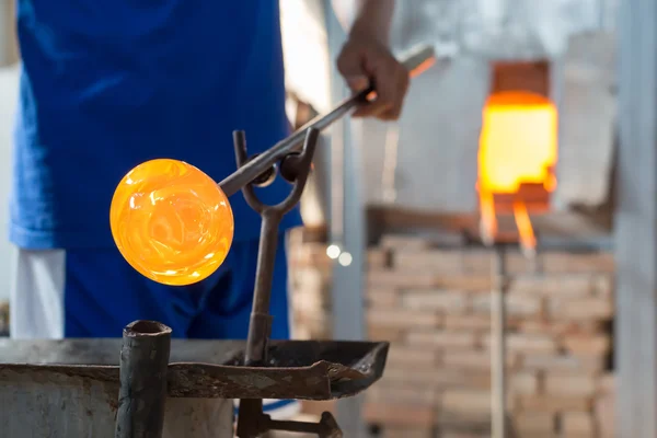 Handgemaakte cijfers van gesmolten glas — Stockfoto