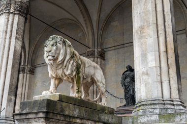 bir taş aslan heykeli, feldherrenhalle, Münih, Almanya