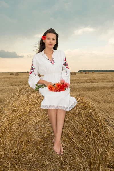 Jonge vrouw met nationale kostuum uit Bulgarije — Stockfoto