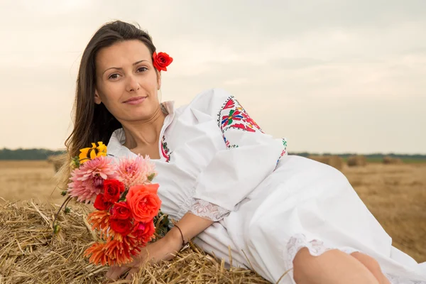 Jonge vrouw met nationale kostuum uit Bulgarije — Stockfoto