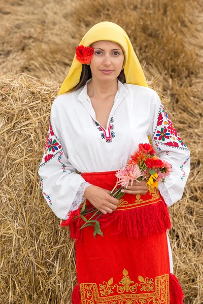 Ung kvinne med nasjonaldrakt fra Bulgaria – stockfoto