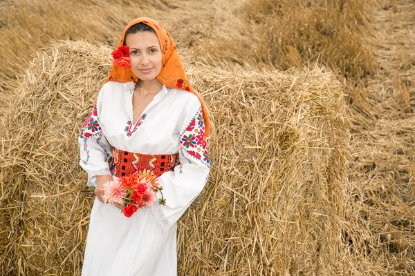 Jonge vrouw met nationale kostuum uit Bulgarije — Stockfoto