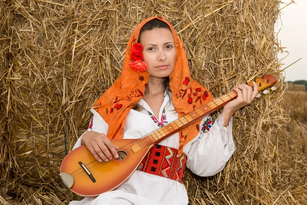 Ung kvinne med nasjonaldrakt fra Bulgaria – stockfoto