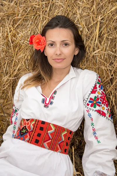 Jonge vrouw met nationale kostuum uit Bulgarije — Stockfoto