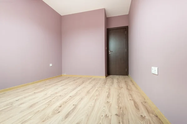 Habitación vacía de color púrpura con una puerta (incluye el camino de recorte ) —  Fotos de Stock