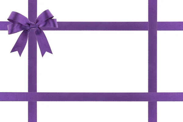 Ruban violet avec un noeud sur fond blanc — Photo