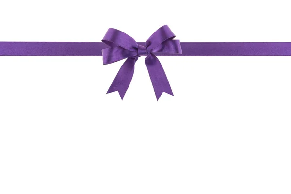 Ruban violet avec un noeud sur fond blanc — Photo