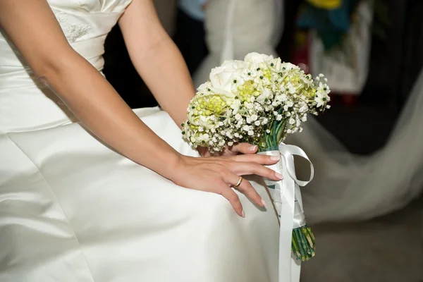 Bride with a wedding bouqet -  selective focus — Stock Photo, Image