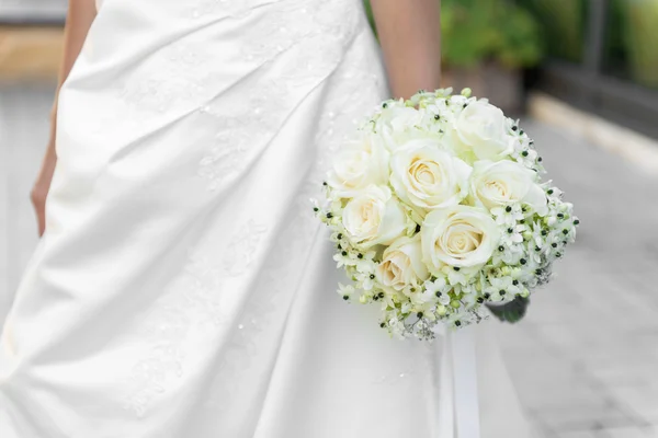 Bride with a wedding bouqet -  selective focus — Stock Photo, Image