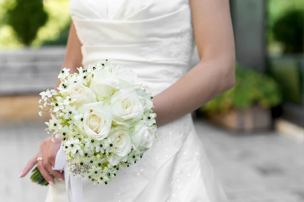 Bride with a wedding bouqet -  selective focus — Stock Photo, Image