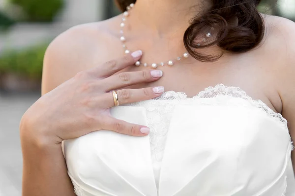 Wedding  Ring on Bride's hand -  selective focus — Stock Photo, Image