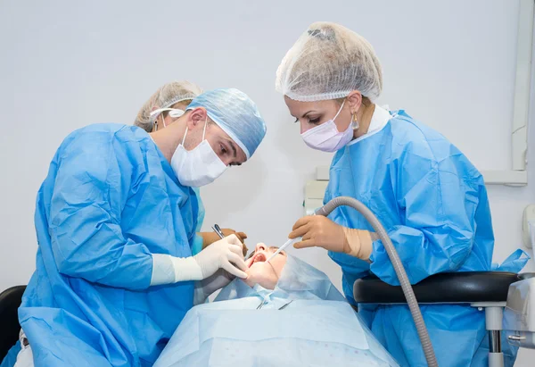 Dentistas durante a cirurgia para colocação de implantes — Fotografia de Stock