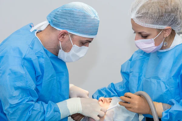 Tannleger under kirurgi for implantatplassering – stockfoto