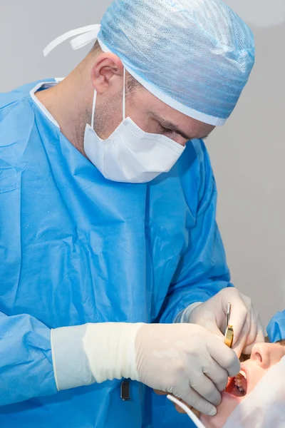 Dentistas durante a cirurgia para colocação de implantes — Fotografia de Stock