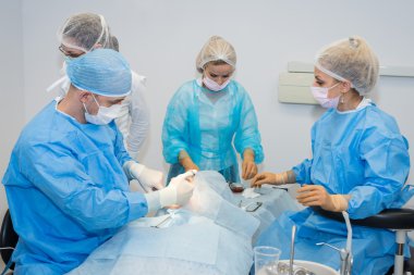 İmplant yerleştirilmesi için ameliyat sırasında diş hekimleri