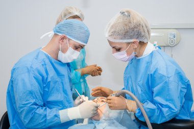 İmplant yerleştirilmesi için ameliyat sırasında diş hekimleri