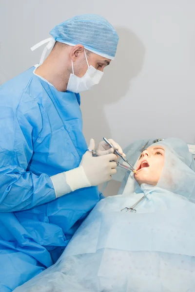 种植体植入术中的牙医 — 图库照片