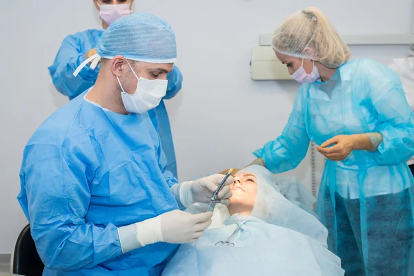 Tandartsen tijdens chirurgie voor plaatsing van het implantaat — Stockfoto