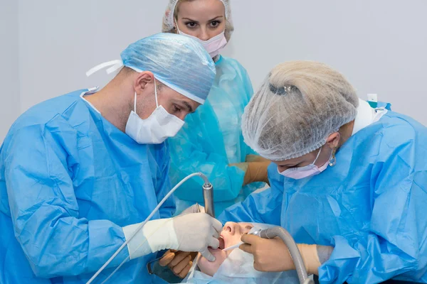 Dentistas durante la cirugía para la colocación de implantes — Foto de Stock