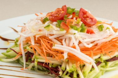 Vegan sebze salatası