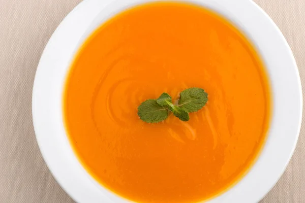 Вкусный, здоровый тыквенный суп в белом блюде — стоковое фото