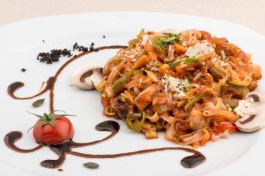 Vegan sebzeli tagliatelle