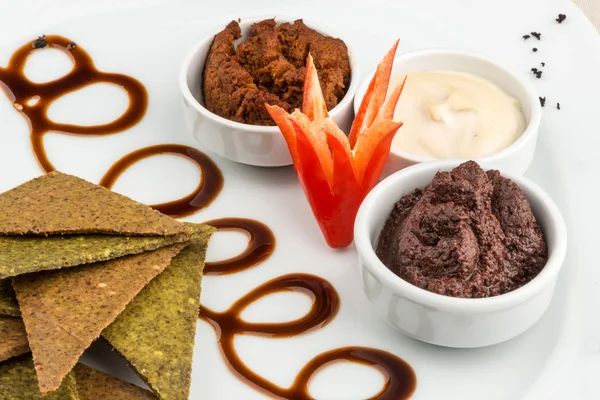 Tortilla-Chips mit veganen Soßen — Stockfoto