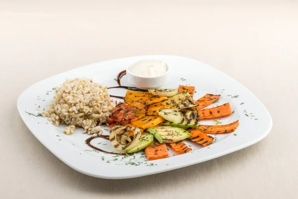 Gegrilde groenten met rijst - vegan schotel — Stockfoto