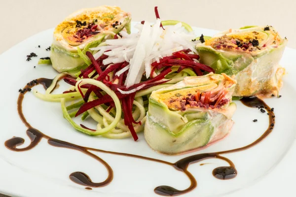 Vegane Gemüserolle mit Zucchini — Stockfoto