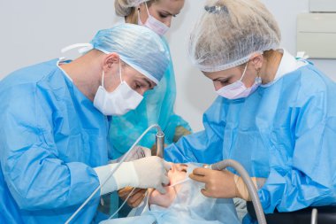İmplant yerleştirilmesi için ameliyat sırasında diş hekimleri