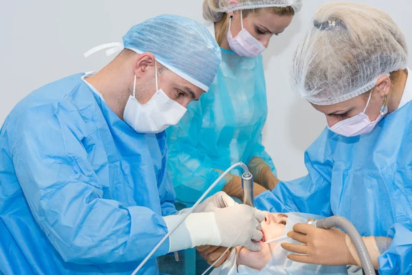 Tannleger under kirurgi for implantatplassering – stockfoto