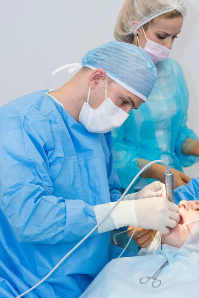 Dentyści podczas operacji implantu — Zdjęcie stockowe