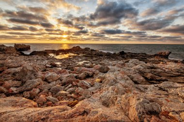 Kayalık sahilde güzel dramatik gündoğumu
