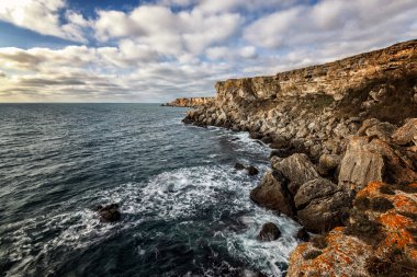 Kayalık sahilde güzel dramatik gündoğumu