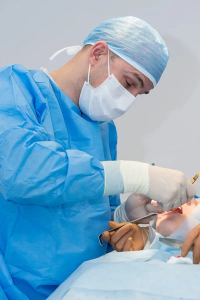 Dentistas durante a cirurgia para colocação de implantes — Fotografia de Stock