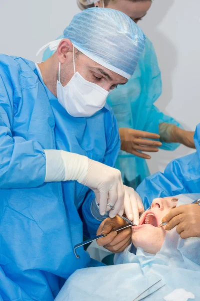 Οδοντίατροι κατά τη διάρκεια χειρουργική επέμβαση για την τοποθέτηση εμφυτευμάτων — Φωτογραφία Αρχείου