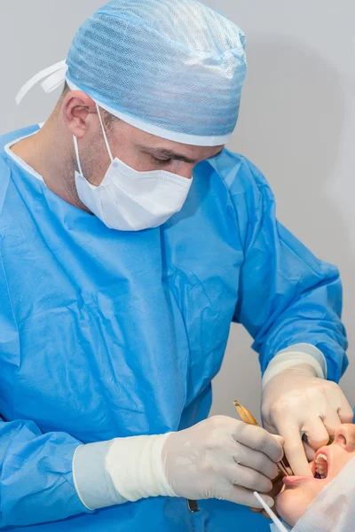 Dentistas durante a cirurgia para colocação de implantes — Fotografia de Stock