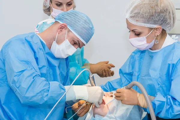 Dentistas durante a cirurgia para colocação de implantes — Fotografia de Stock