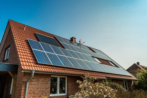 Panel solar en un techo rojo —  Fotos de Stock