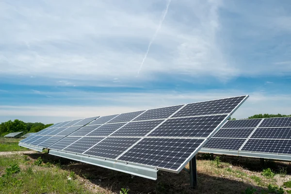 Fotovoltaické panely - alternativní elektřina zdroj — Stock fotografie
