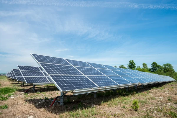 Fotovoltaické panely - alternativní elektřina zdroj — Stock fotografie