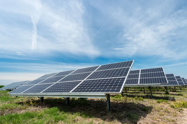 Fotovoltaické panely - alternativní elektřina zdroj — Stock fotografie