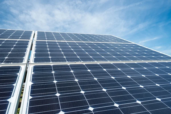 Fotovoltaïsche panelen - bron van alternatieve elektriciteit — Stockfoto