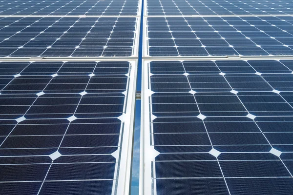 Paneles fotovoltaicos - fuente de electricidad alternativa —  Fotos de Stock