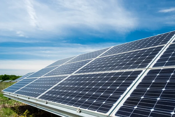 Fotovoltaïsche panelen - bron van alternatieve elektriciteit — Stockfoto