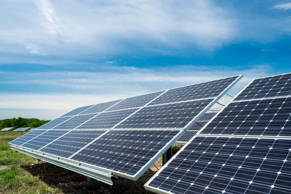 Fotovoltaické panely - alternativní elektřina zdroj — Stock fotografie