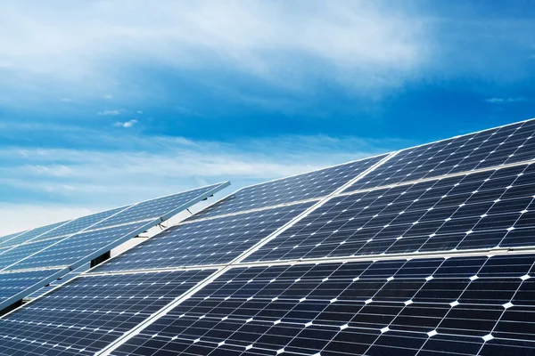 Fotovoltaïsche panelen - bron van alternatieve elektriciteit — Stockfoto