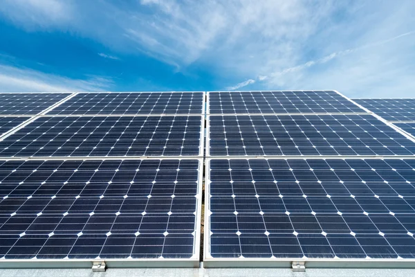 Pannelli fotovoltaici - fonte di energia elettrica alternativa — Foto Stock