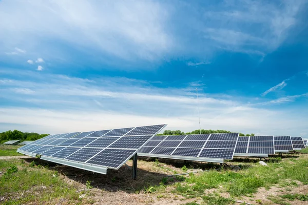 Painéis fotovoltaicos - fonte alternativa de eletricidade — Fotografia de Stock