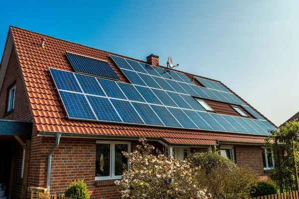 Panel solar en un techo rojo — Foto de Stock